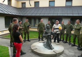 Inžinerijos bataliono kariai piligrimine kelione į kryžių kalną paminėjo Valstybės ir Sausumos... - 2