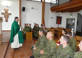Inžinerijos bataliono kariai piligrimine kelione į kryžių kalną paminėjo Valstybės ir Sausumos... - 6
