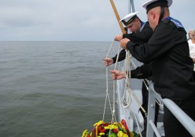 Karinių jūrų pajėgų kariai dalyvavo žuvusiųjų jūroje pagerbimo ceremonijoje  - 3