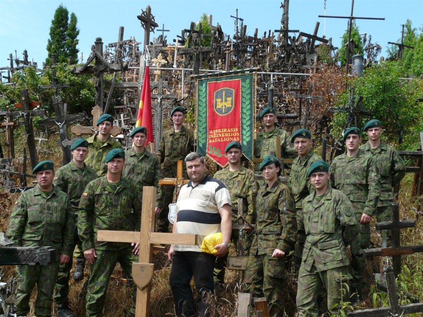 Inžinerijos bataliono kariai piligrimine kelione į kryžių kalną paminėjo Valstybės ir Sausumos...