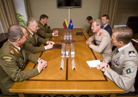 Krašto apsaugos viceministras ir kariuomenės vadas su aukštu NATO pareigūnu aptarė svarbius... - 2