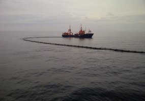 Karinių jūrų pajėgų laivas „Šakiai“ Baltijos jūroje treniravosi šalinti naftos dėmes - 4