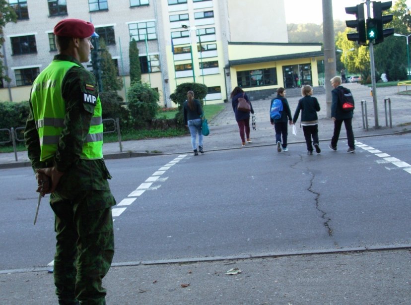 Karo policijos Kauno įgulos kariai palaiko viešąją tvarką, žmonių ir eismo saugumą prie pėsčiųjų...