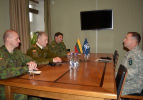 Lietuvoje su pirmuoju vizitu apsilankė NATO Jungtinės sausumos pajėgų vadavietės vadas - 1