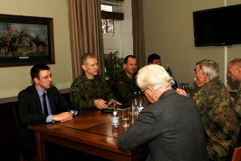 NATO jungtinės pajėgų vadavietės vadas su Lietuvos kariuomenės vadu aptarė netrukus Baltijos...
