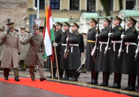 Krašto apsaugos viceministras A. Valys ir kariuomenės vadas gen. ltn. A. Pocius dėkoja Vengrijai... - 1