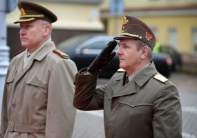 Krašto apsaugos viceministras A. Valys ir kariuomenės vadas gen. ltn. A. Pocius dėkoja Vengrijai... - 2