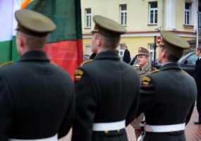 Krašto apsaugos viceministras A. Valys ir kariuomenės vadas gen. ltn. A. Pocius dėkoja Vengrijai... - 3