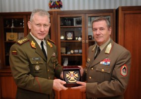 Krašto apsaugos viceministras A. Valys ir kariuomenės vadas gen. ltn. A. Pocius dėkoja Vengrijai... - 6