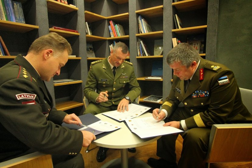 Estijoje pasirašytas trijų Baltijos valstybių Savanoriškų pajėgų ketinimų memorandumas