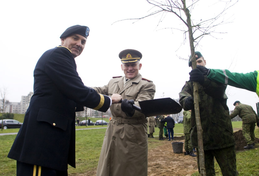 Ąžuolais įamžintas Lietuvos ir JAV Pensilvanijos valstijos karių bendradarbiavimo 20-metis
