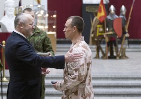 Sutikti ir apdovanoti ES operaciją prie Somalio krantų baigę Lietuvos kariai - 3