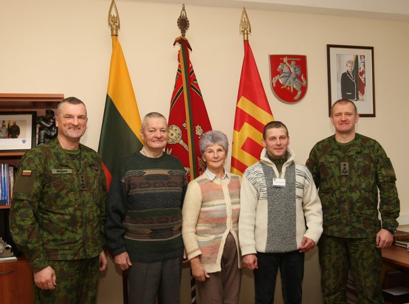 Sausumos pajėgų kariai laukia, kol sužeistas ginklo brolis sugrįš į jų gretas