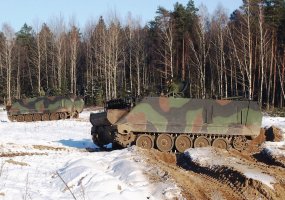 Šarvuočio M 113 vairuotojai pasirengę įveikti ledo gniaužtus - 1