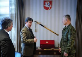 Maltos ordino ambasadorius padėkojo Lietuvos kariuomenei už pagalbą remiant sunkiau gyvenančius... - 1