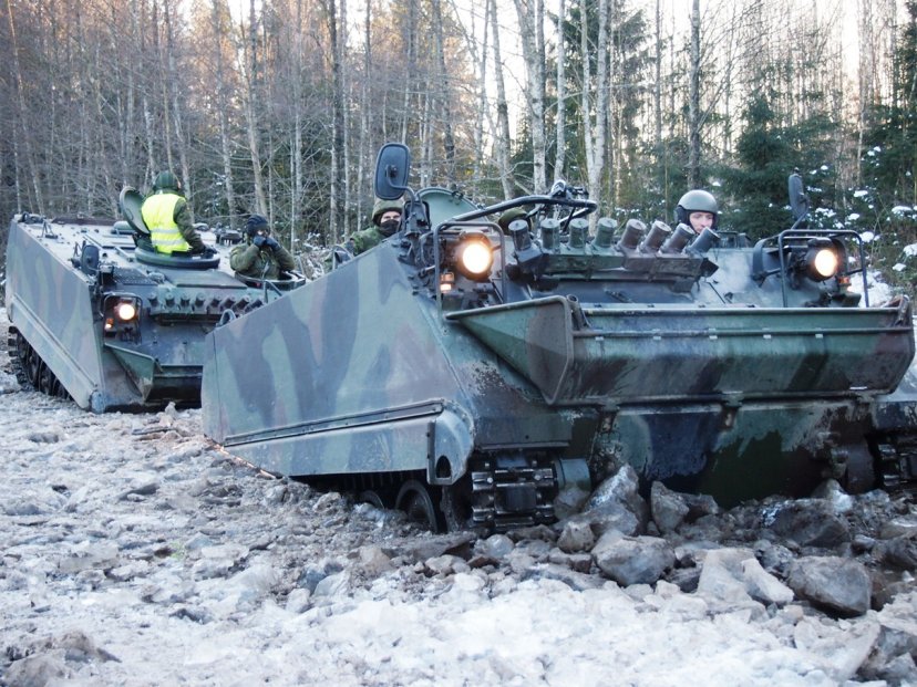 Šarvuočio M 113 vairuotojai pasirengę įveikti ledo gniaužtus