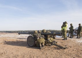 Kariai savanoriai - beatošliaužio pabūklo PV 1110 operatoriaus kurse  - 2