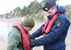 Bazinį jūreivio kursą baigę Karinių oro pajėgų kariai užtikrins laivo „Jotvingis“ oro gynybą - 3