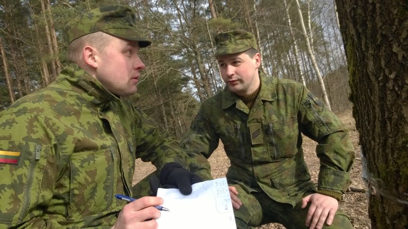 Savanoriai lauko taktinėse pratybose