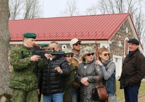 Lėlių teatrų festivalio dalyviai susipažino su kariuomene - 2