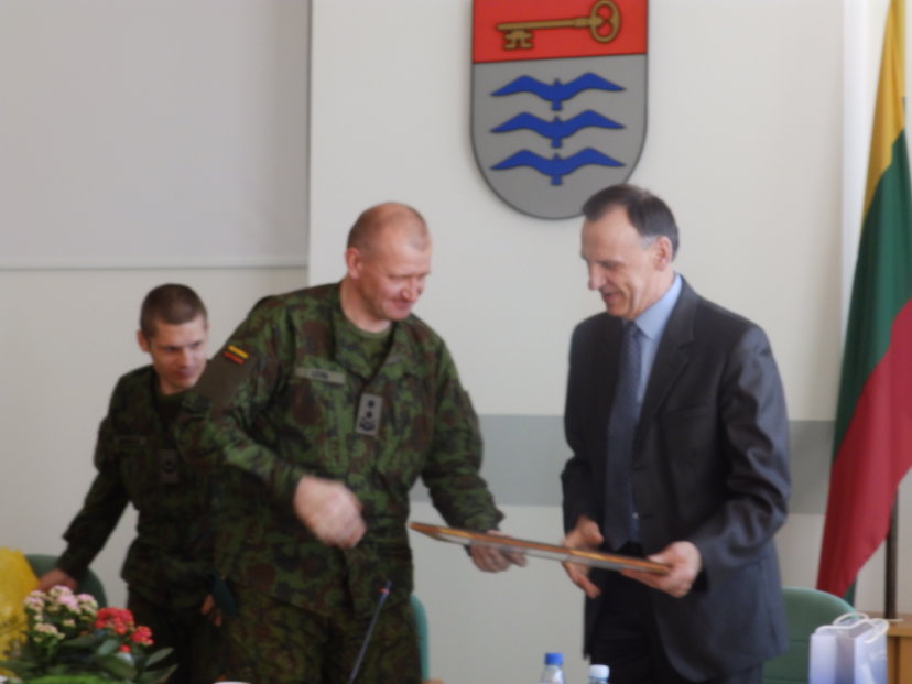 Sausumos pajėgų vadas gen. mjr. Almantas Leika susitiko su Molėtų rajono savivaldybės meru Stasiu...