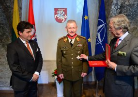 Lietuvos kariuomenės vadui įteiktas Maltos ordino Didysis Karininko Kryžius - 1