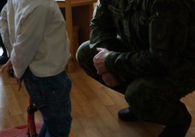 Danijos kariai aplankė Ruklos pabėgėlių priėmimo centro gyventojus - 2