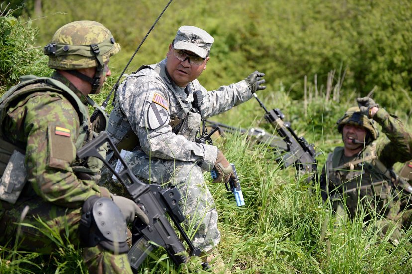 Sausumos pajėgų vadas gen. mjr. Almantas Leika stebėjo Vokietijoje vykstančias pratybas...