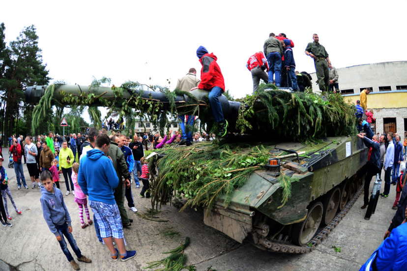 Exclusive public's attention for combat vehicles and weaponry at Exercise Saber Strike 2014 