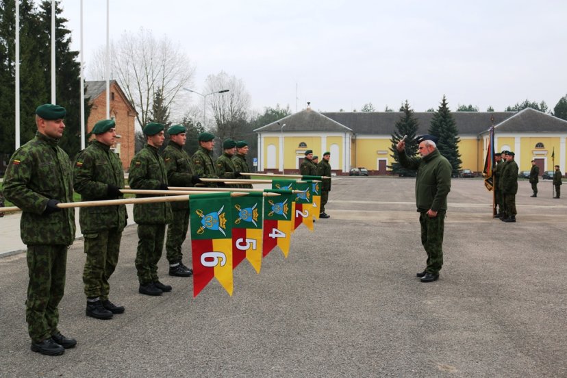 Husarų bataliono kuopoms įteiktos naujos kuopų vėliavėlės