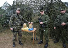 Pirmą kartą tarptautinės pratybose dalyvaujantys Čekijos oro gynybos kariai pėstininkus nuo oro... - 3
