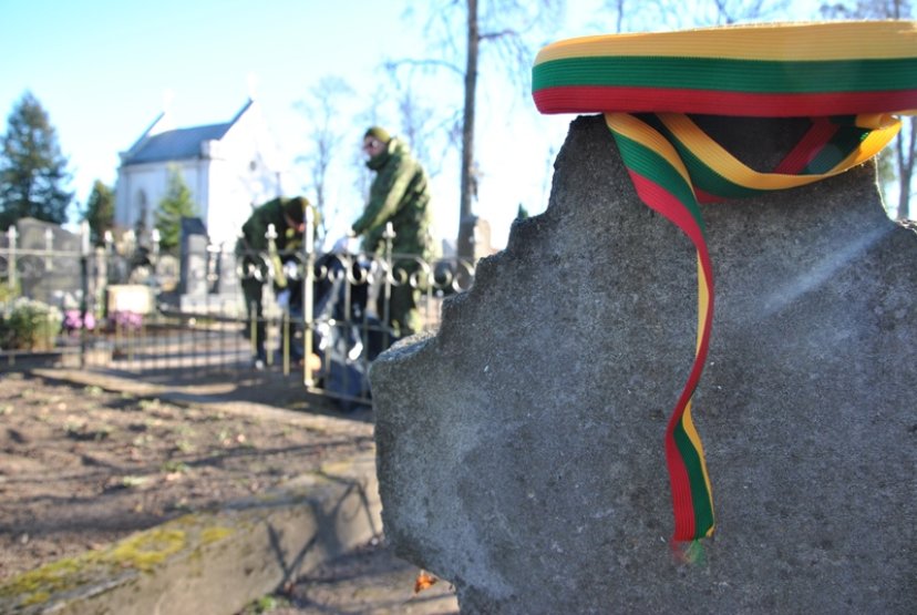 Lietuvos kariai įvairiose šalies vietose pagerbė mirusiųjų atminimą