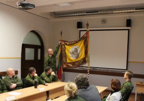 Artėjant Valstybės vėliavos dienai, inspektuotos Sausumos pajėgų vėliavos - 1
