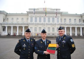Oro gynybos bataliono kariams Lietuvos Respublikos Prezidentė įteikė trispalvę - 4