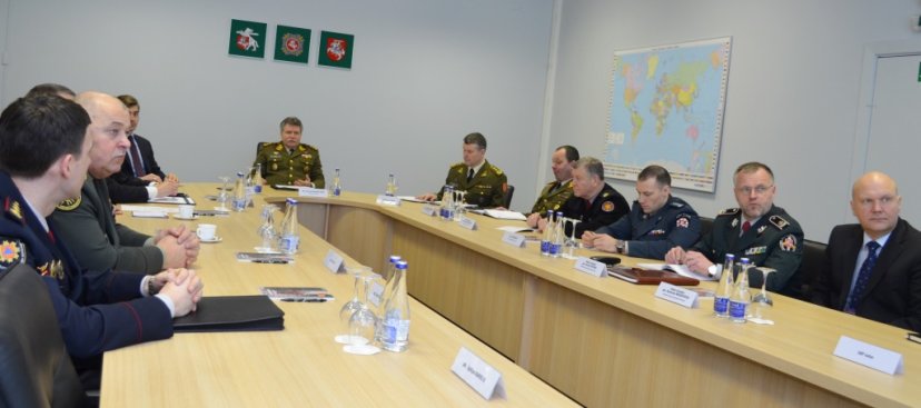 Su valstybės gynyba susijusių institucijų atstovai aptarė saugumo situaciją, diskutavo gynybos...