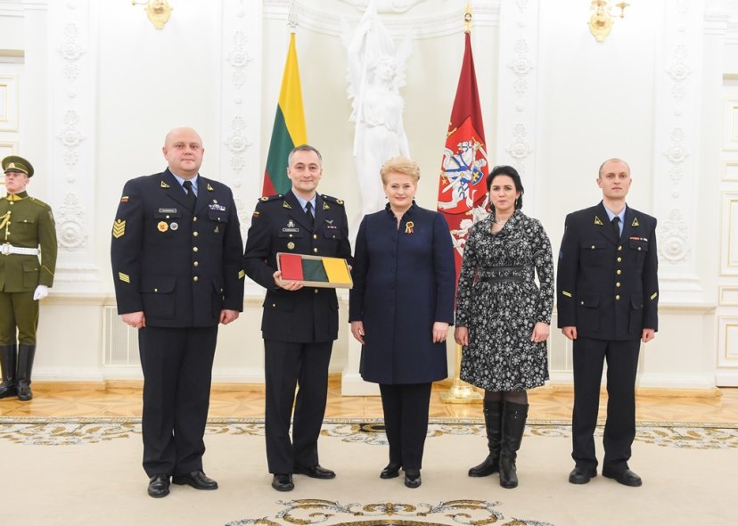 Oro gynybos bataliono kariams Lietuvos Respublikos Prezidentė įteikė trispalvę