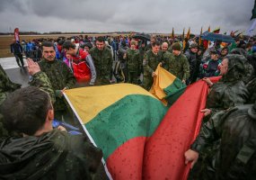 Aviacijos bazėje Šiauliuose – bėgimas orlaivių kilimo-tūpimo taku „Runway Run 2015“ - 2