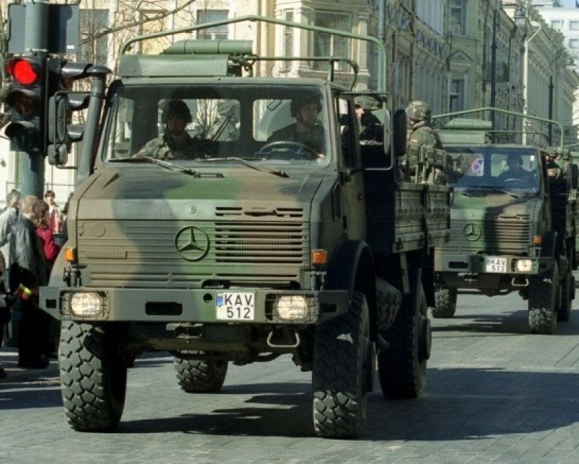 Per autoįvykį nukentėjo į pratybas vykę Lietuvos kariai