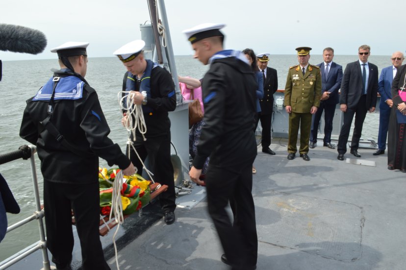 Karinių jūrų pajėgų laivai dalyvavo žuvusiųjų jūroje pagerbimo ceremonijoje