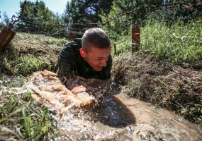 Fizinio rengimo instruktoriaus kursų klausytojai išlaikė įskaitą ir įveikė kliūčių ruožą „Vilko... - 2