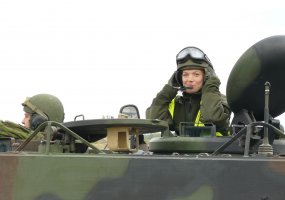 „Nepravažiuojamų kelių nėra“, – įsitikinę šarvuočio M 113 vairuotojų kursus baigę kariai - 2