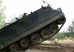 „Nepravažiuojamų kelių nėra“, – įsitikinę šarvuočio M 113 vairuotojų kursus baigę kariai - 3