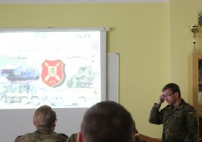 Vokietijos ir Lietuvos artilerijos specialistai tariasi, kaip į Lietuvos kariuomenę integruoti... - 2