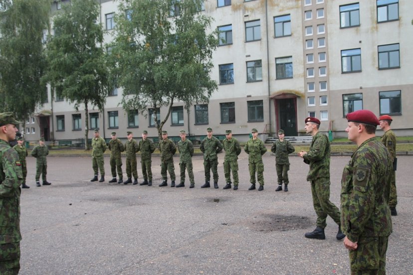 Bazinius kario savanorio įgūdžių kursus pradėjo 50 karių savanorių
