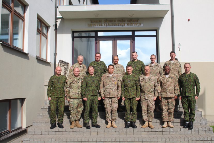 Vyriausieji puskarininkiai iš Jungtinių Amerikos Valstijų lankėsi Lietuvos kariuomenės mokykloje