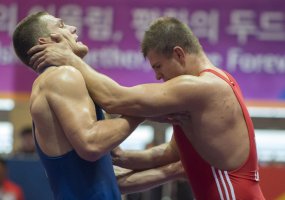 Pasaulio kariškių sporto žaidynėse  Pietų Korėjoje imtyninkas eil. V. Laurinaitis pelnė sidabro... - 1