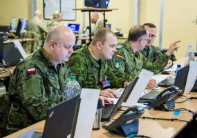 Pratybose Lenkijoje Savanorių pajėgų kariai treniruojasi planuoti ir vykdyti NATO kolektyvinės... - 1