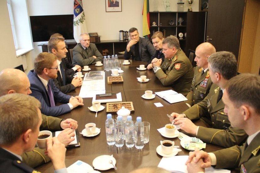 Lietuvos kariuomenės vadas Šiauliuose susitiko su miesto valdžios atstovais, lankė karinius vienetus