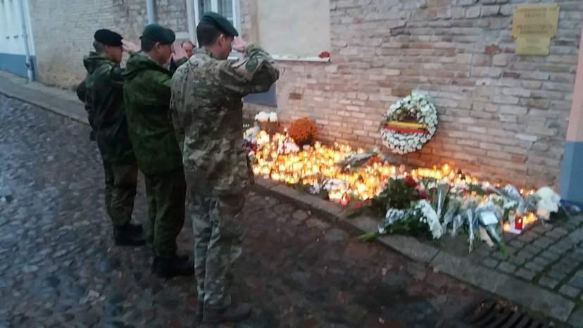 Karininkai pagerbė teroristinio išpuolio Paryžiuje aukas