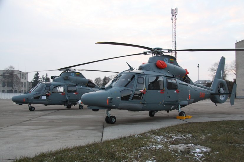 Aviacijos bazėje Šiauliuose – jau visi trys naujieji Lietuvos kariuomenės įsigyti sraigtasparniai...